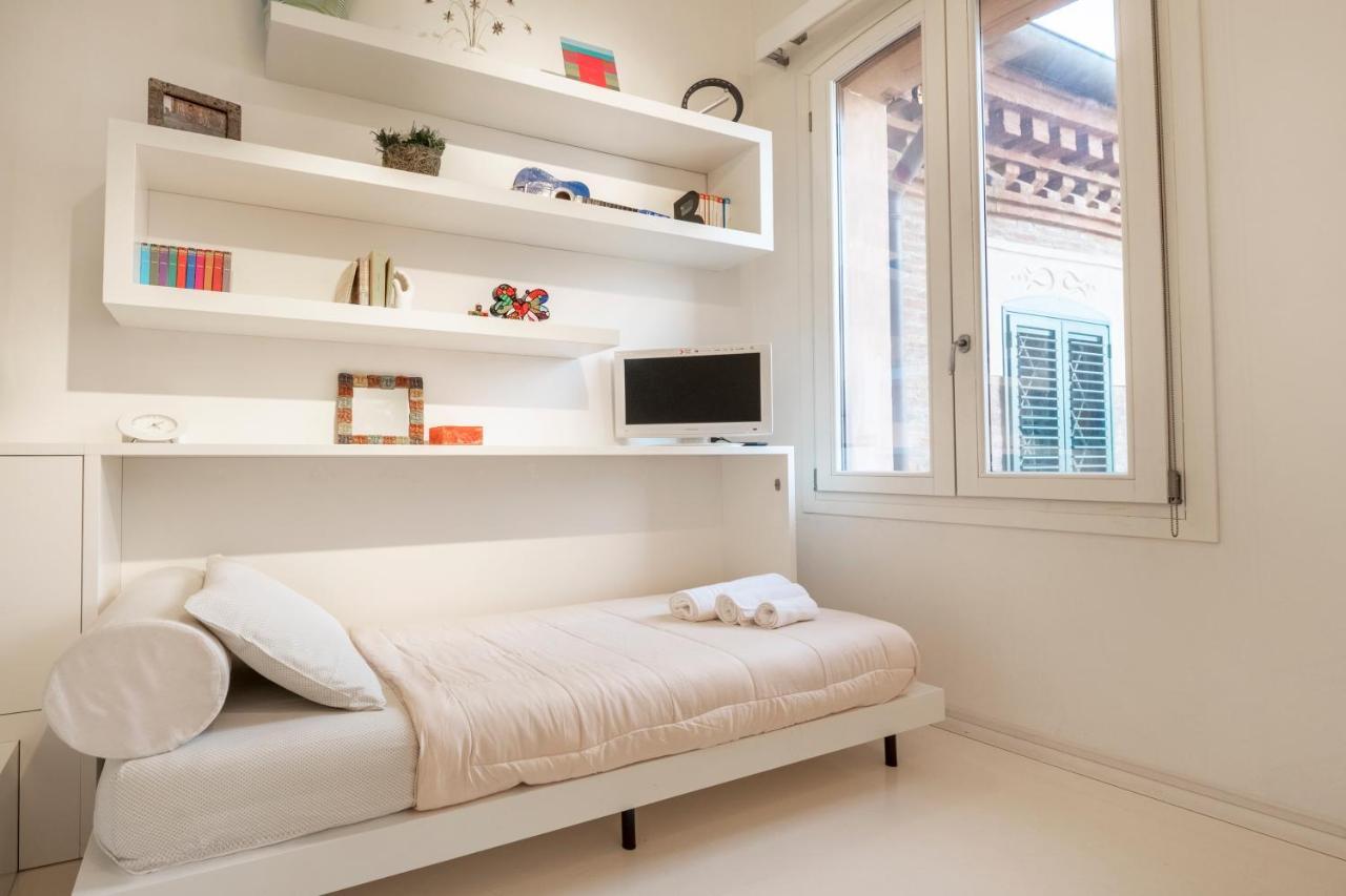 Charming Flat In Centro A Ferrara Con Posto Auto Villa Eksteriør billede